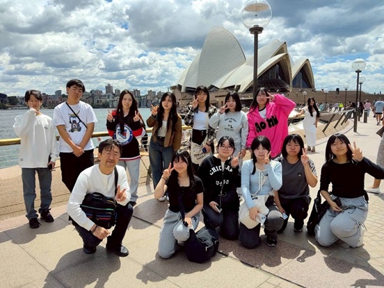 オペラハウス前での記念写真